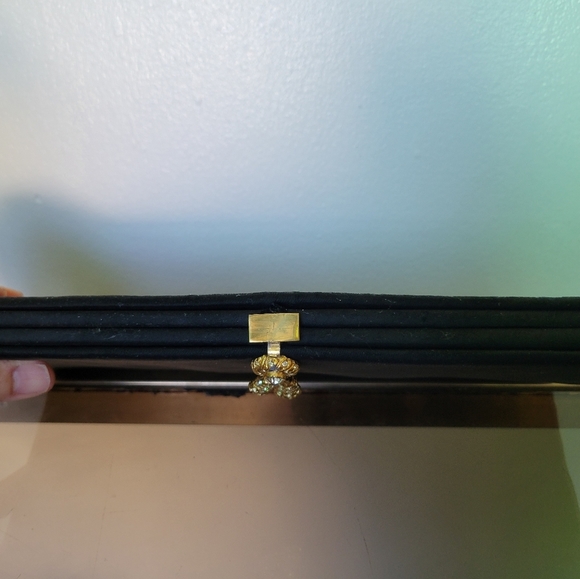 🦄 Vintage Satin Clutch - Picture 4 of 5